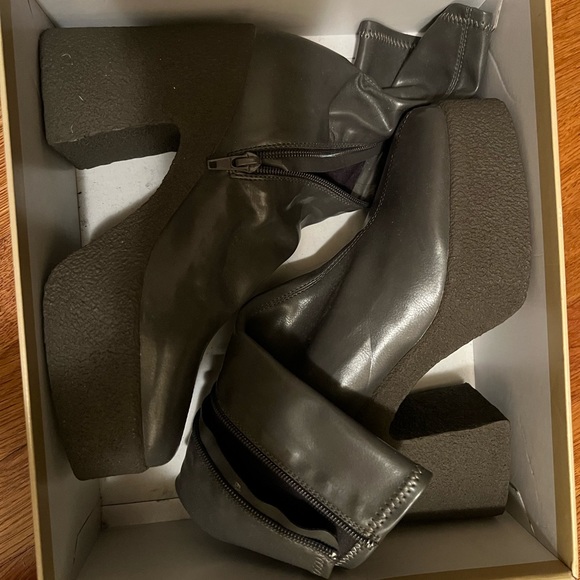 Tony Bianco Jude Muji Grey Boots, never worn - Picture 4 of 4